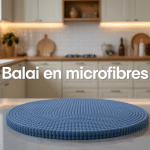 Balai en microfibres sur carrelage brillant cuisine