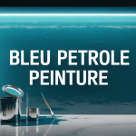 Mur bleu pétrole peinture avec pot de peinture et rouleau
