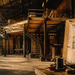 hangar aménagé en maison avec mezzanine et baies vitrées