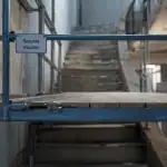 Astuce echafaudage escalier : vérins et garde-corps sur plateforme sécurisée