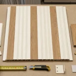 Habillage mur intérieur : panneau décoratif, PVC et parement bois chêne