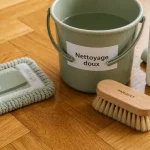 Nettoyage des parquets avec serpillière microfibre et nettoyant neutre, sans trop d’eau