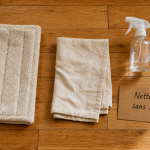 Nettoyer les parquets sans abîmer : serpillière microfibre bien essorée