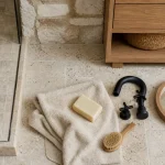 Salle de bain travertin et bois : mosaïque travertin et meuble bois miel