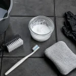 Nettoyer joint carrelage : brosse et bicarbonate, gros plan