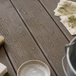 Nettoyer terrasse en composite : eau savonneuse, dépôts verts et balai doux