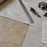 Carrelage adhesif sol posé sur ancien carrelage, outils de pose