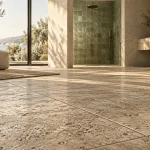 Carrelage tendance 2025 : grandes dalles travertin sable mat
