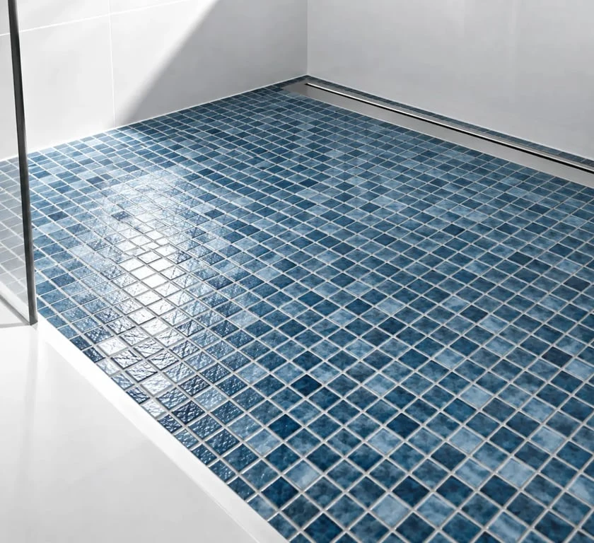 Carrelage mosaïque sol dans une douche à l'italienne en pâte de verre
