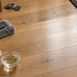 Entretenir un parquet vitrifié avec microfibre et nettoyant pH neutre