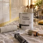 Peinture mur carrelage : rouleau et pinceau sur mur carrelé pour éviter l’écaillage